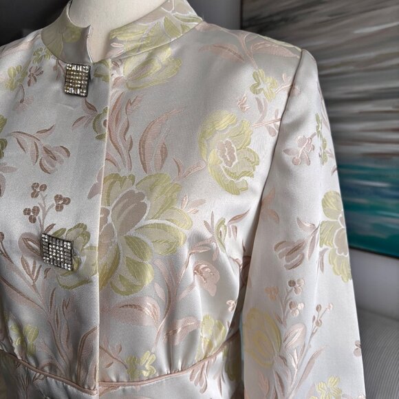 BEAUTIFUL BROCADE COAT IN PASTEL COLORS WITH CRYSTAL BUTTONS, SZ. 6 - Picture 2 of 10